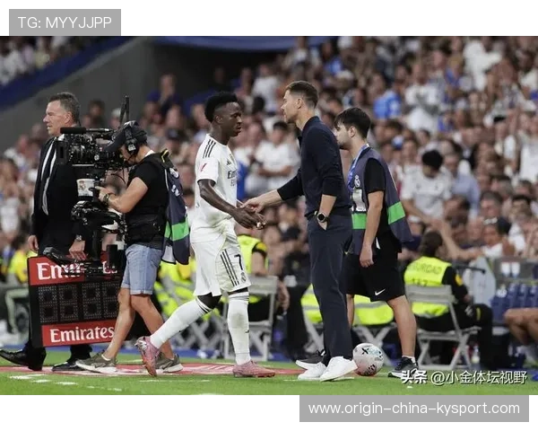 多队争抢同一中场:现代足球转会市场的热点现象