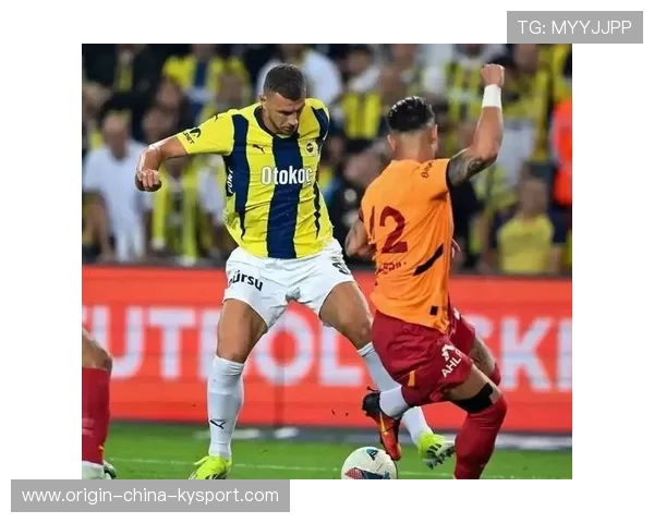 加拉塔萨雷女足杨莉娜回追抢断，边路攻防一体