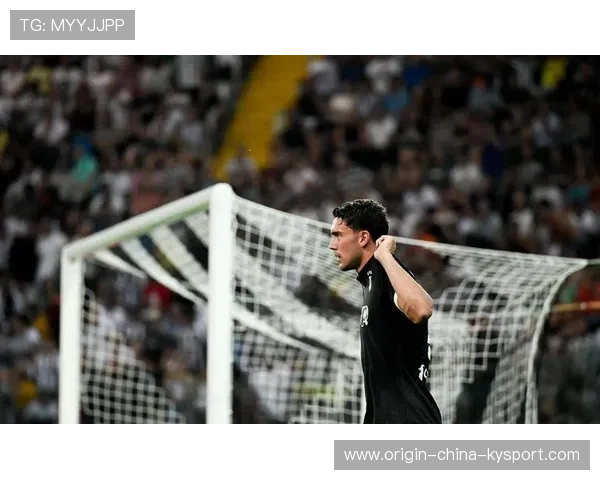 弗拉霍维奇禁区前沿停球转身一气呵成：那一瞬的优雅与力量